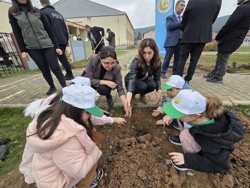 Mengen Anaokulu Öğrencileri Fidan Dikme Etkinliğiyle Toprakla Buluştu - Görsel 4