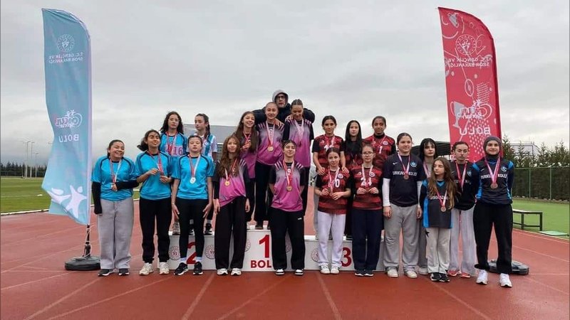 Mengen Ortaokulu ve Gökçesu Ortaokulu'ndan Okul Sporları Atletizmde Madalya Yağmuru