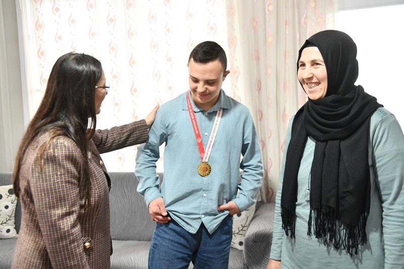 Mersin Valisi Eşi Dudu İrem Toros, Özel Sporcu Şehmus Irmak'ı Ziyaret Etti - Görsel 3