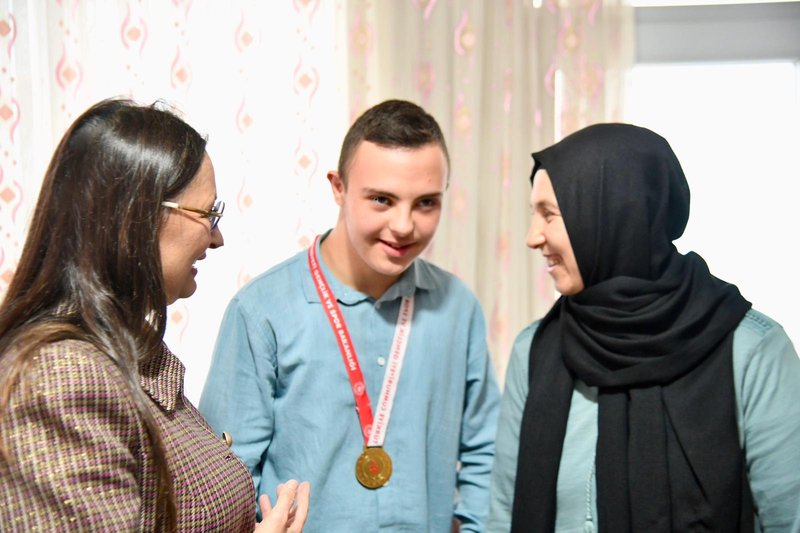 Mersin Valisi Eşi Dudu İrem Toros, Özel Sporcu Şehmus Irmak'ı Ziyaret Etti - Görsel 4