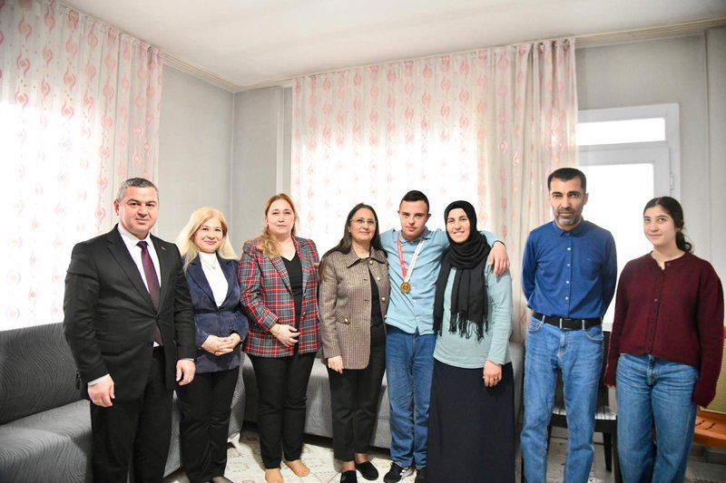 Mersin Valisi Eşi Dudu İrem Toros, Özel Sporcu Şehmus Irmak'ı Ziyaret Etti - Görsel 5