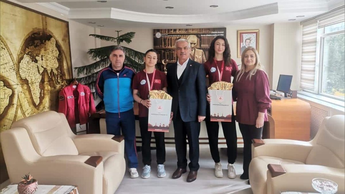 Merzifon'dan Türkiye Şampiyonası'na Damga Vuran Halterciler İlçe Milli Eğitim Müdürü'nü Ziyaret Etti