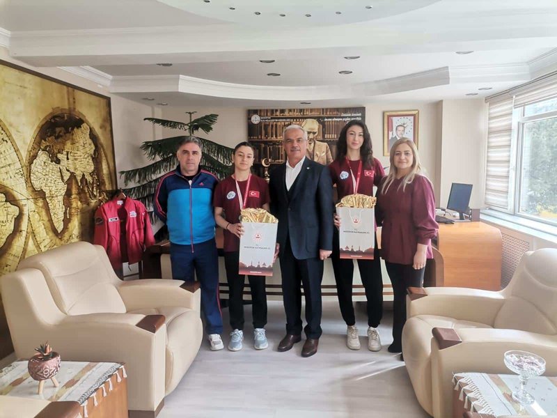 Merzifon'dan Türkiye Şampiyonası'na Damga Vuran Halterciler İlçe Milli Eğitim Müdürü'nü Ziyaret Etti - Görsel 2