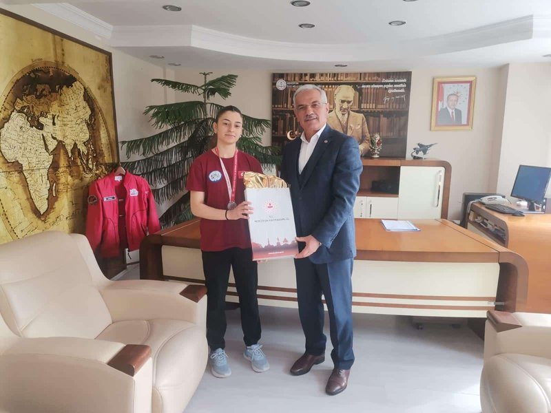 Merzifon'dan Türkiye Şampiyonası'na Damga Vuran Halterciler İlçe Milli Eğitim Müdürü'nü Ziyaret Etti - Görsel 4