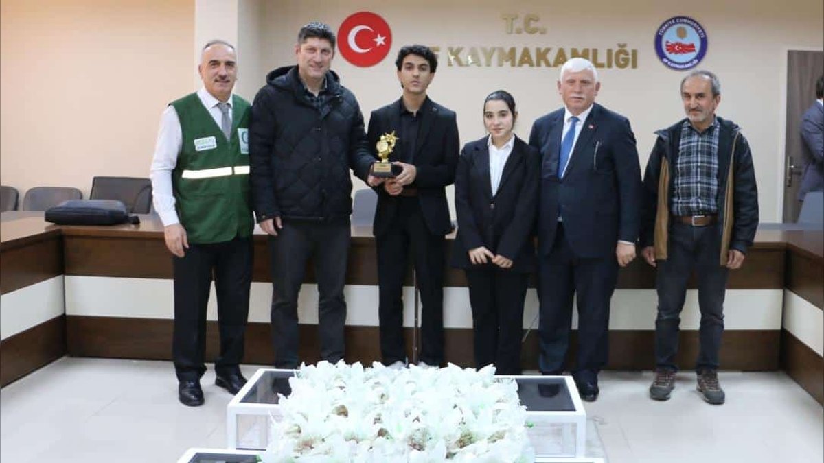 Of'ta Yeşilay Şampiyonları Kupalarını Aldı: Bağımlılıkla Mücadele Yarışması Ödül Töreni