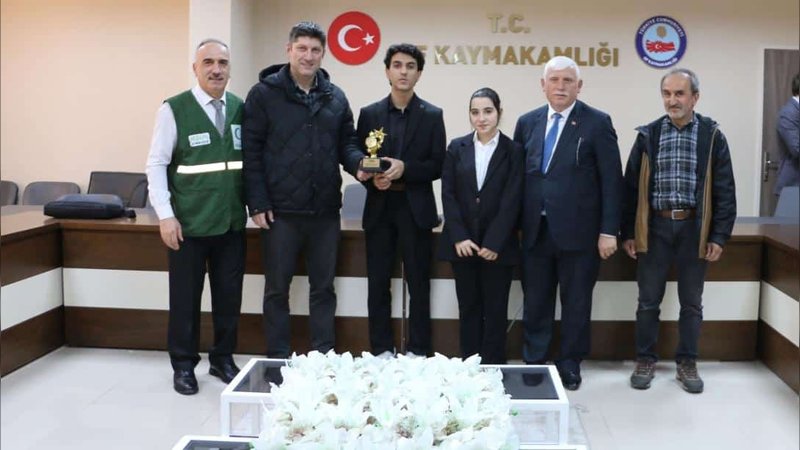 Of'ta Yeşilay Şampiyonları Kupalarını Aldı: Bağımlılıkla Mücadele Yarışması Ödül Töreni