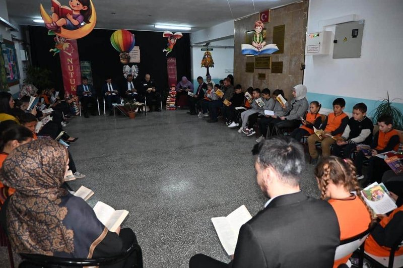 Sarıoğlan'da Kütüphaneler Haftası Coşkusu: 1700 Öğrenci ve Veliler Kitap Okudu - Görsel 3