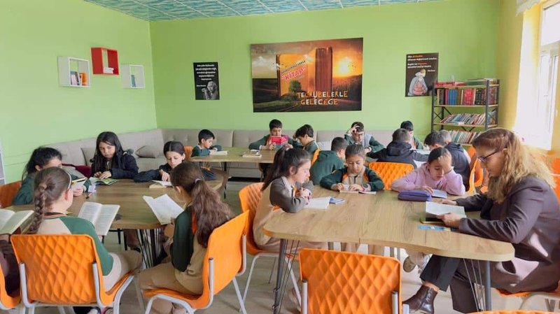 Sarıoğlan'da Kütüphaneler Haftası Coşkusu: 1700 Öğrenci ve Veliler Kitap Okudu - Görsel 4