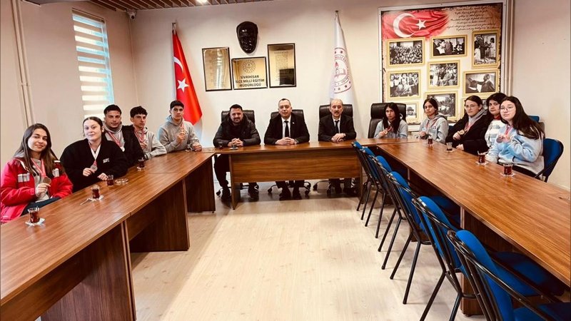 Sivrihisar'dan Atletizmde Büyük Başarı: Nurbiye Gülerce MTAL Öğrencileri İlçe Milli Eğitim Müdürü'nü Ziyaret Etti