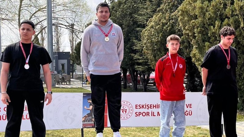 Sivrihisar'dan Atletizmde Büyük Başarı: Nurbiye Gülerce MTAL Öğrencileri İlçe Milli Eğitim Müdürü'nü Ziyaret Etti - Görsel 2