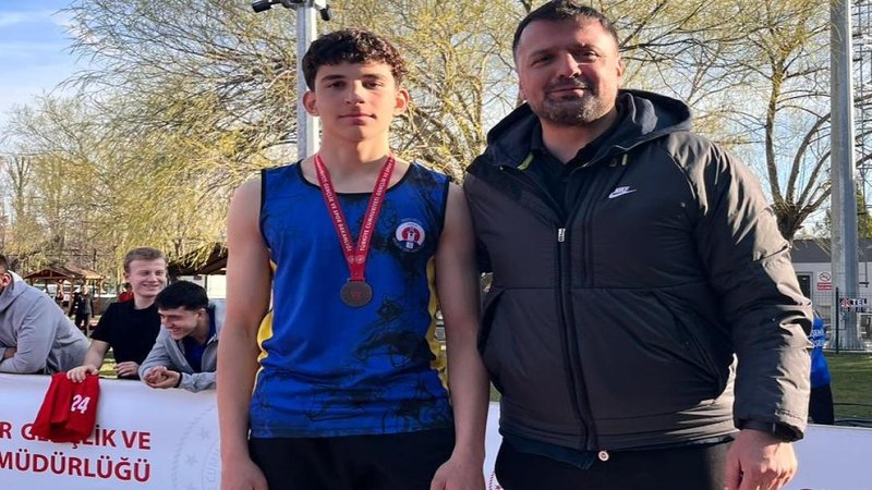 Sivrihisar'dan Atletizmde Büyük Başarı: Nurbiye Gülerce MTAL Öğrencileri İlçe Milli Eğitim Müdürü'nü Ziyaret Etti - Görsel 4