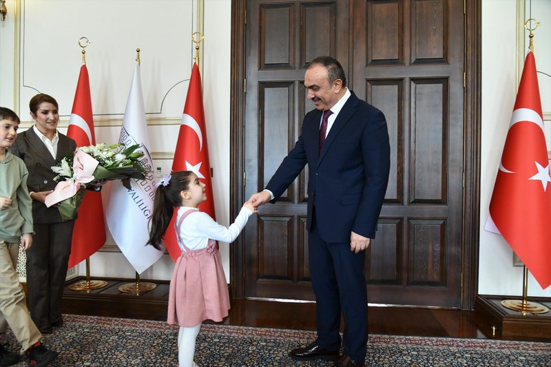 Tekirdağ Valisi Soytürk, 62. Kütüphane Haftası Kapsamında Kütüphane Müdürü ve Okuyucuları Ağırladı - Görsel 2