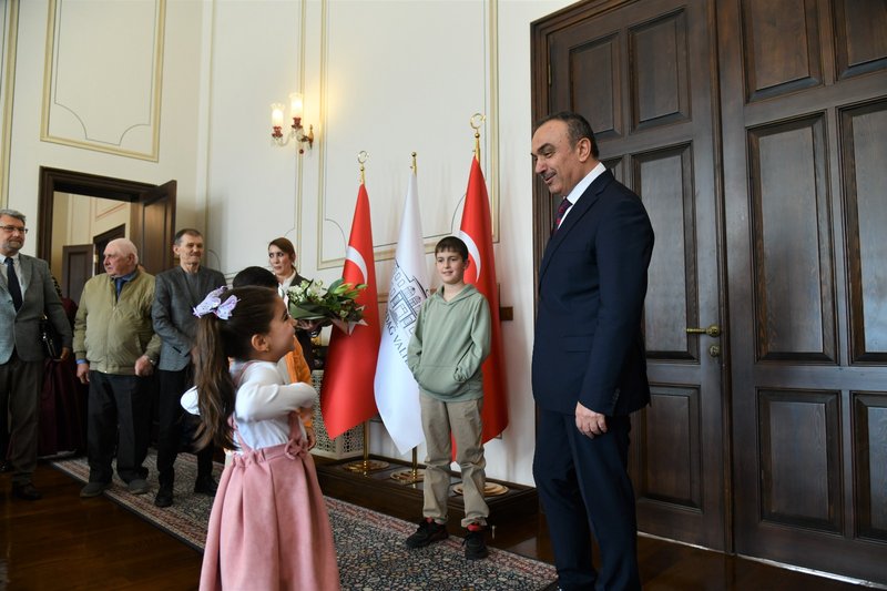 Tekirdağ Valisi Soytürk, 62. Kütüphane Haftası Kapsamında Kütüphane Müdürü ve Okuyucuları Ağırladı - Görsel 3