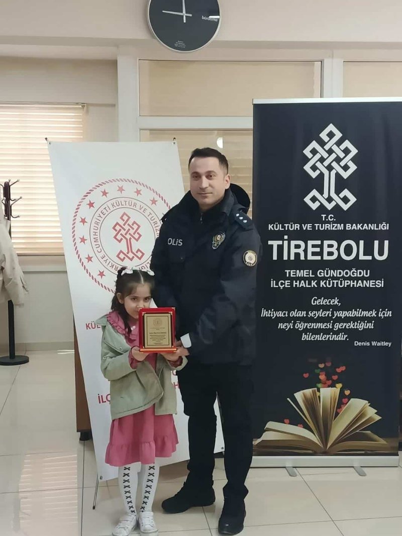 Tirebolu'da Kütüphane Haftası Kutlandı: Kitap Alan Öğrenciye Plaket - Görsel 2
