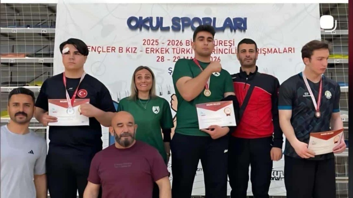 Tirebolu'dan Türkiye Şampiyonluğu: İmam Hatip Lisesi Öğrencileri Bilek Güreşinde Zirvede