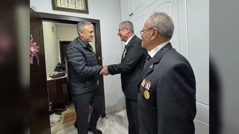 Vali Akkoyun ve Heyeti Kıbrıs Gazisi Yusuf Başak'ı Ziyaret Etti