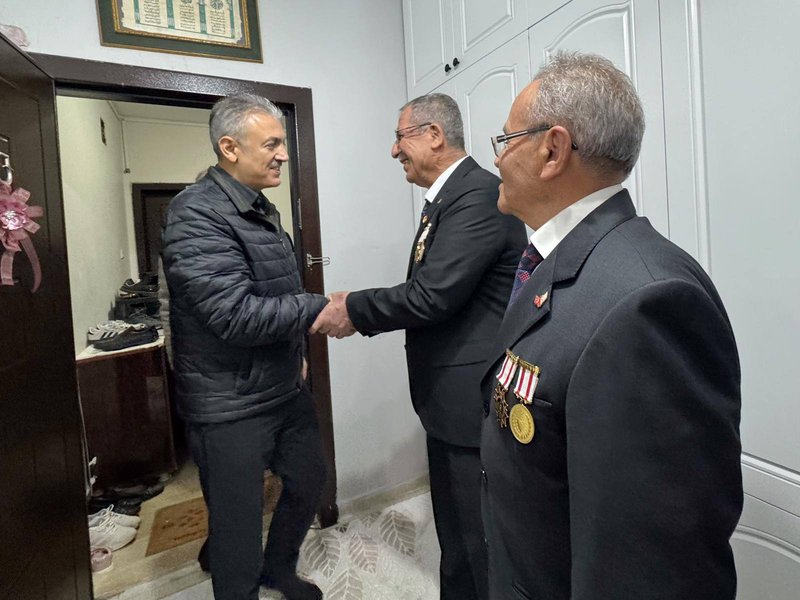 Vali Akkoyun ve Heyeti Kıbrıs Gazisi Yusuf Başak'ı Ziyaret Etti - Görsel 2