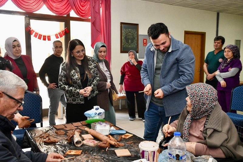 Vali Eşi Dudu İrem Toros, Erdemli Huzurevi'nde Sosyal Sorumluluk Projesi Kapsamında Etkinliğe Katıldı - Görsel 2