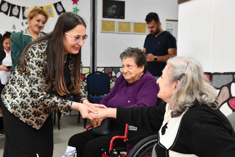 Vali Eşi Dudu İrem Toros, Erdemli Huzurevi'nde Sosyal Sorumluluk Projesi Kapsamında Etkinliğe Katıldı - Görsel 4