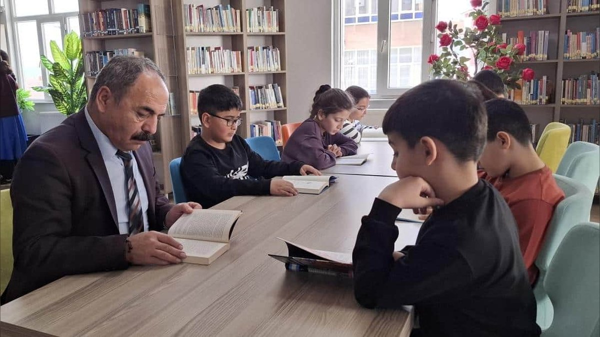 Yunak'ta Kütüphaneler Haftası Coşkusu: Öğrenciler Kitaplarla Buluştu