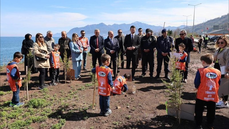 Arhavi'de Minik Eller Fidanları Toprakla Buluşturdu
