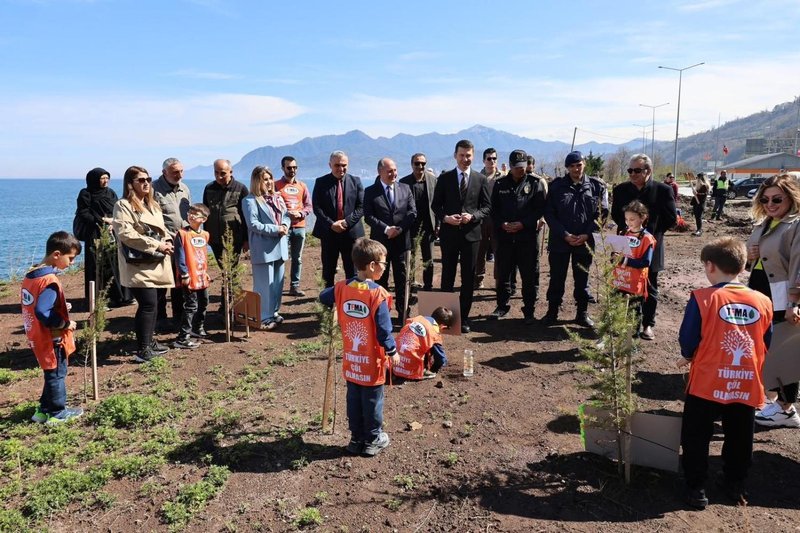 Arhavi'de Minik Eller Fidanları Toprakla Buluşturdu - Görsel 5