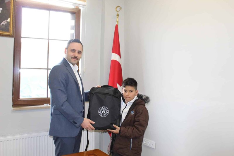 Artova İlçe Milli Eğitim Müdürlüğü'nden Kaymakam'a Ziyaret: Tokat Birincileri Başarılarını Paylaştı - Görsel 3