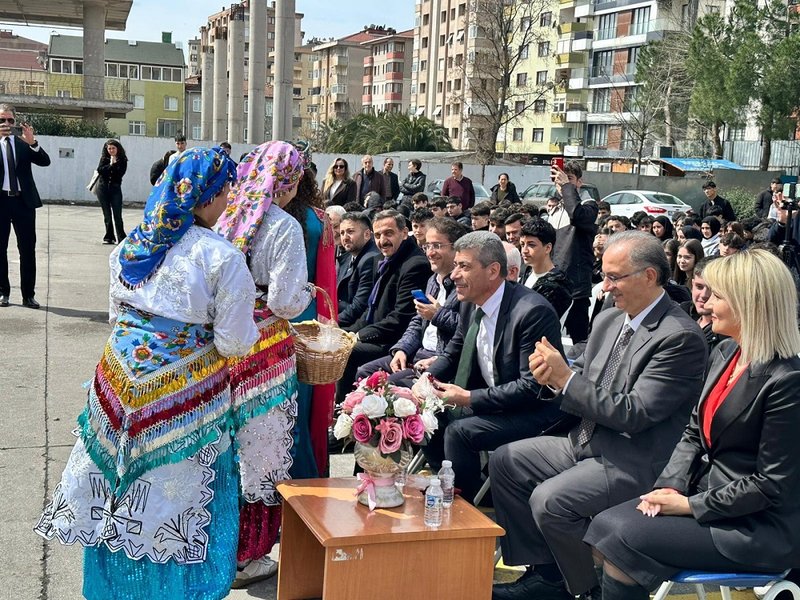 Ataşehir Kaymakamlığı'ndan Nevruz Kutlaması: Fidan Dikimi ve Geleneksel Etkinlikler - Görsel 2