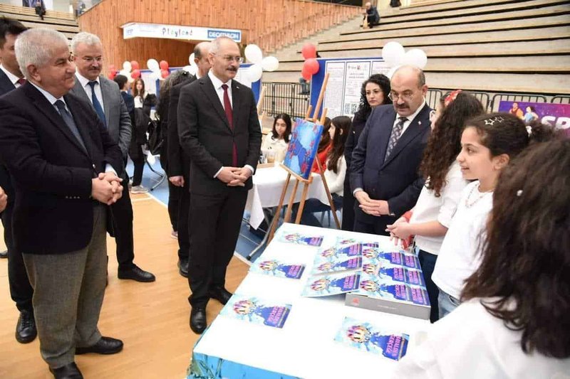 Balıkesir BİLSEM'de TÜBİTAK 4006 Fuarı Açıldı: Geleceğin Bilim İnsanları Projelerini Sergiledi - Görsel 2