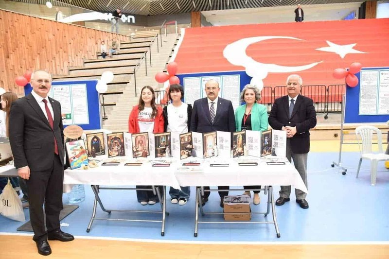Balıkesir BİLSEM'de TÜBİTAK 4006 Fuarı Açıldı: Geleceğin Bilim İnsanları Projelerini Sergiledi - Görsel 4