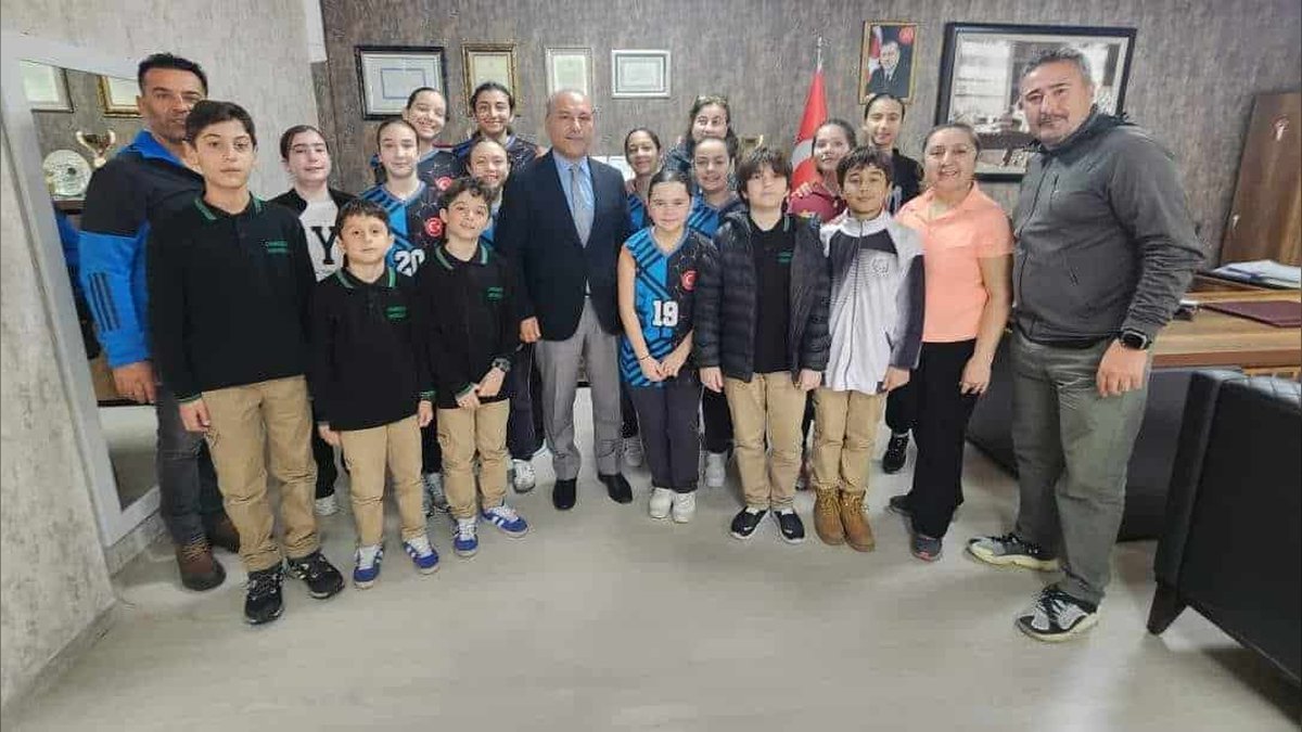 Bayraklı'da Şampiyon Okul Takımlarından İlçe Milli Eğitim Müdürlüğüne Ziyaret
