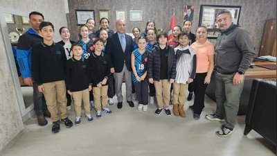 Bayraklı'da Şampiyon Okul Takımlarından İlçe Milli Eğitim Müdürlüğüne Ziyaret