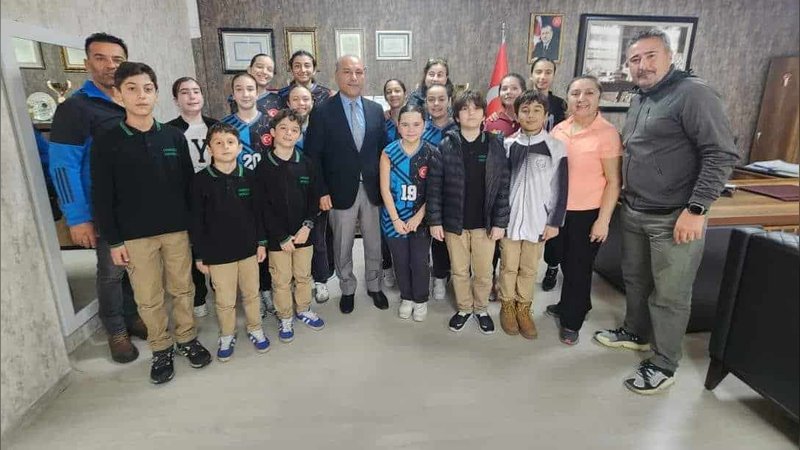 Bayraklı'da Şampiyon Okul Takımlarından İlçe Milli Eğitim Müdürlüğüne Ziyaret