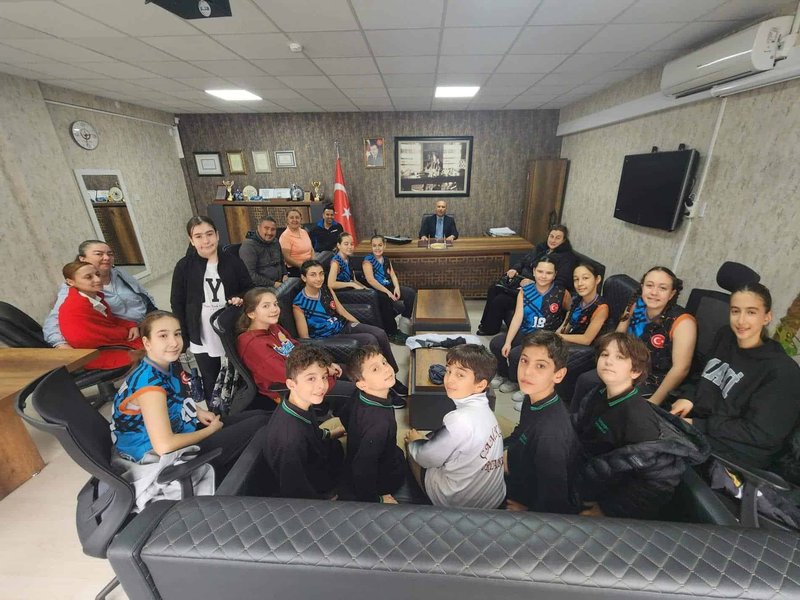 Bayraklı'da Şampiyon Okul Takımlarından İlçe Milli Eğitim Müdürlüğüne Ziyaret - Görsel 2