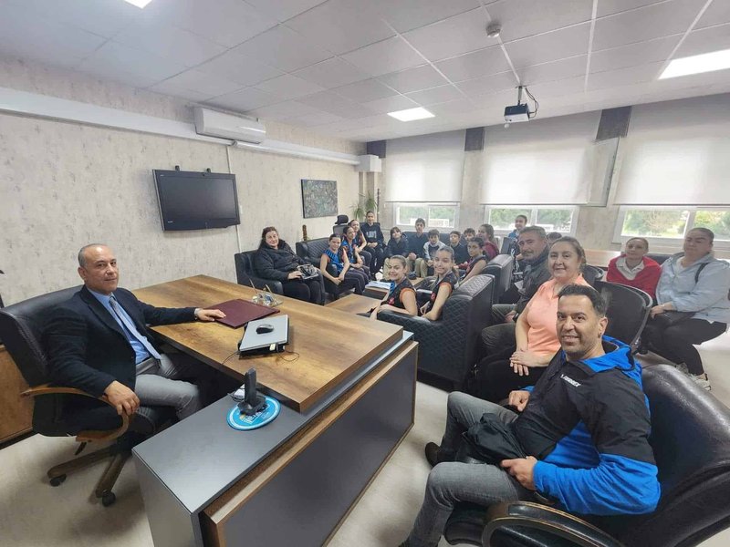 Bayraklı'da Şampiyon Okul Takımlarından İlçe Milli Eğitim Müdürlüğüne Ziyaret - Görsel 3