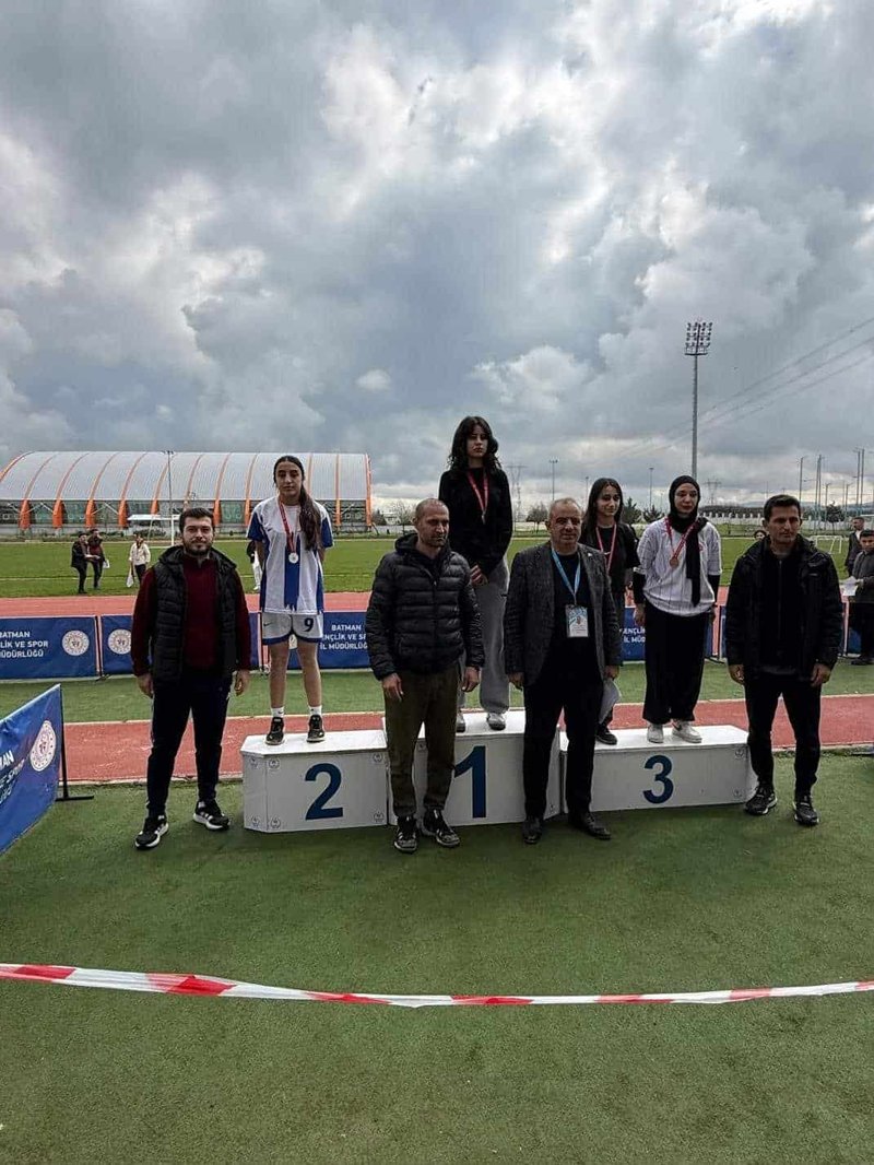 Beşiri Mesleki ve Teknik Anadolu Lisesi Öğrencilerinden Atletizmde Büyük Başarı - Görsel 2