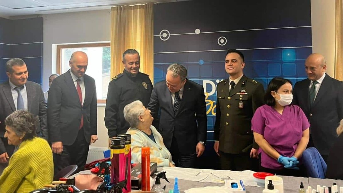 Beylikdüzü'nde Gençler ve Yaşlılar Gönül Köprüleri Kurdu