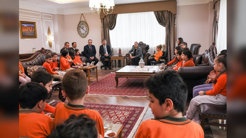 Burdur Valisi Tualay Baydar Bilgihan, Öğrencileri Makamında Kabul Etti