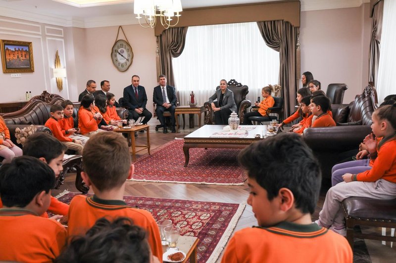 Burdur Valisi Tualay Baydar Bilgihan, Öğrencileri Makamında Kabul Etti - Görsel 2