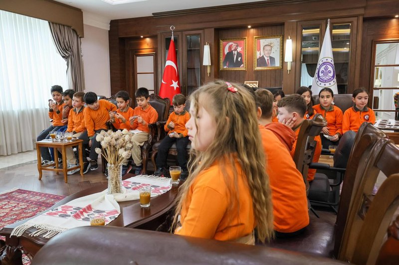 Burdur Valisi Tualay Baydar Bilgihan, Öğrencileri Makamında Kabul Etti - Görsel 4