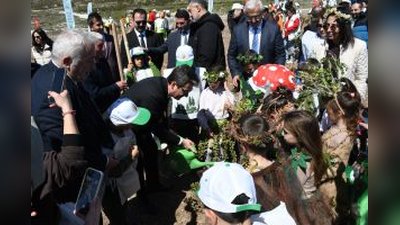 Çeşme Kaymakamlığı Koordinesinde Delikli Koy'da Ağaçlandırma Etkinliği