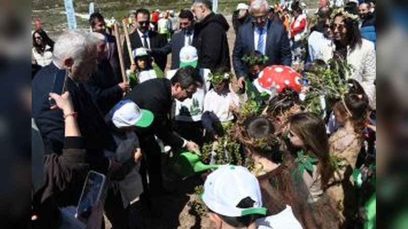 Çeşme Kaymakamlığı Koordinesinde Delikli Koy'da Ağaçlandırma Etkinliği