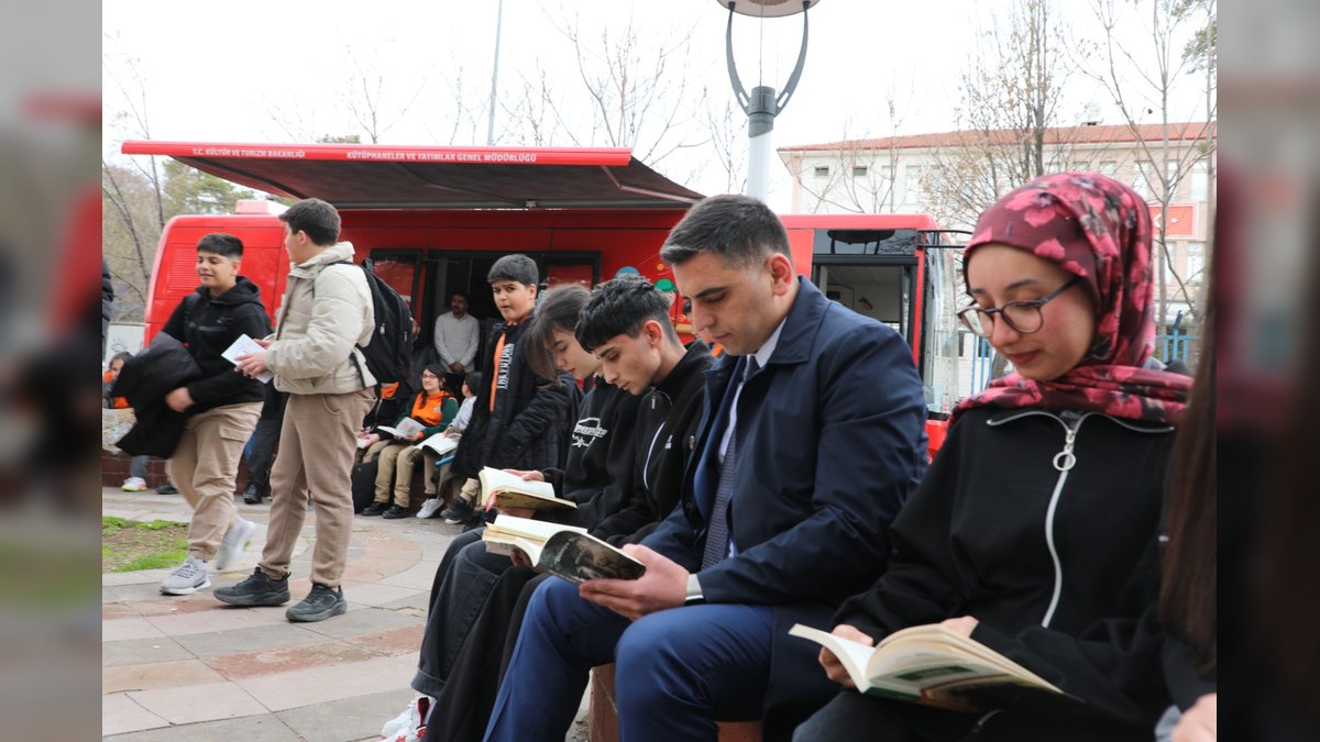 Erzincan Valiliği'nden Kitap Okuma Etkinliği: Vali Yardımcısı Canpolat Öğrencilerle Buluştu