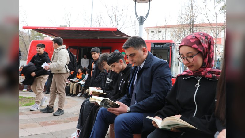 Erzincan Valiliği'nden Kitap Okuma Etkinliği: Vali Yardımcısı Canpolat Öğrencilerle Buluştu