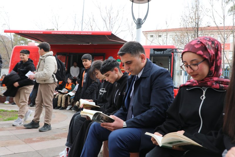 Erzincan Valiliği'nden Kitap Okuma Etkinliği: Vali Yardımcısı Canpolat Öğrencilerle Buluştu - Görsel 2
