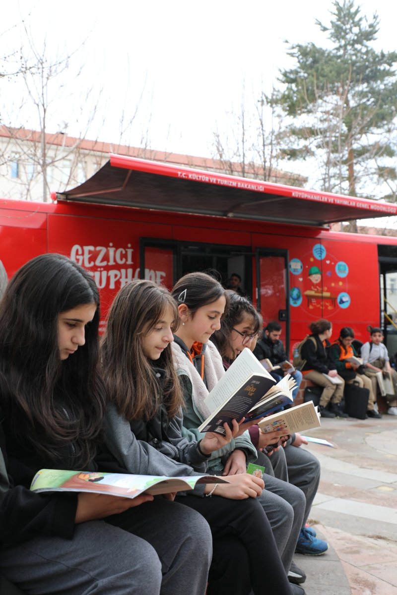 Erzincan Valiliği'nden Kitap Okuma Etkinliği: Vali Yardımcısı Canpolat Öğrencilerle Buluştu - Görsel 3