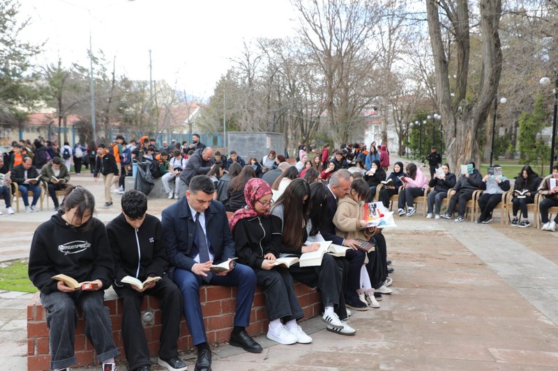 Erzincan Valiliği'nden Kitap Okuma Etkinliği: Vali Yardımcısı Canpolat Öğrencilerle Buluştu - Görsel 4