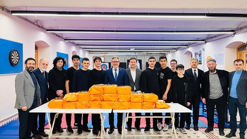 Fatih İlçe Millî Eğitim Müdürlüğü'nden Öğrencilere Spor Ayakkabısı Desteği