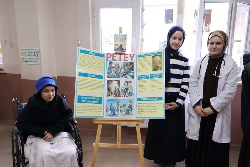 Karapürçek'te Kütüphaneler Haftası Coşkusu: Kaymakam ve İlçe Milli Eğitim Müdürü Katıldı - Görsel 2