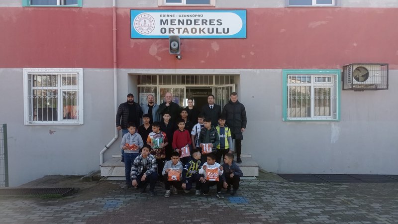 Uzunköprü Kaymakamlığı'ndan Ortaokullara 'Mahalle Ligi' Forma Desteği - Görsel 2